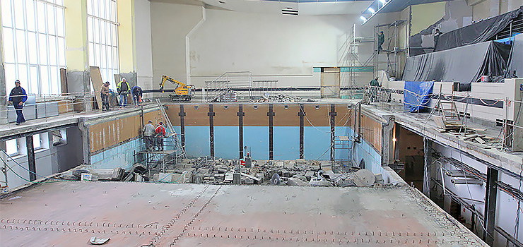 Kryta pływalnia straciła starą nieckę. Wkrótce otrzyma nową. Zobacz zdjęcia z przebudowy basenu