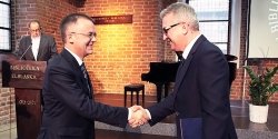 "Biblioteka Elbl�ska jest w pierwszej lidze". To decyzja ministra kultury