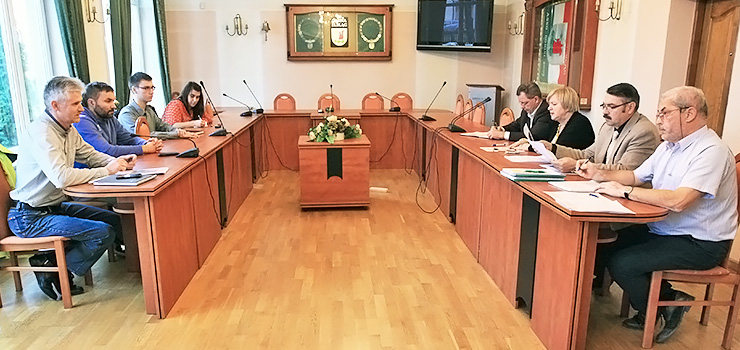 Rolnik zniszczy now drog, wykonawca "sidemki" naprawi szkody