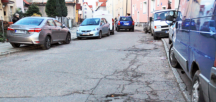 Czy Miasto rozwie problem parkowania przy blokach w okolicach Nowowiejskiej?