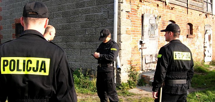 Pół godziny czekała na pomoc, w tym czasie agresor walił do drzwi. "Policjanci pojechali pod inny adres"