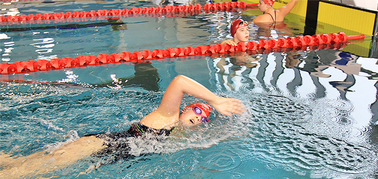 Młodzi pływacy z województwa walczą w Elblągu o medale