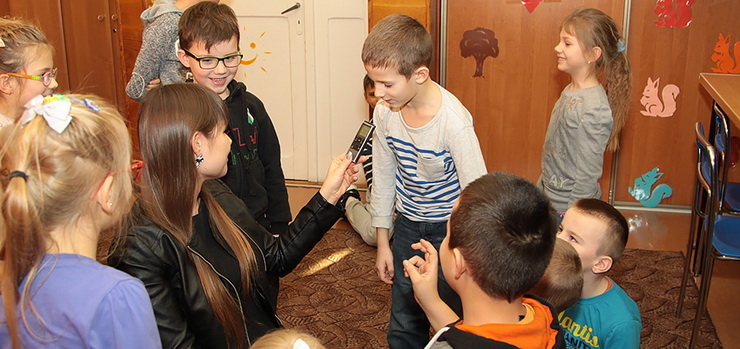 "Zależało nam na przybliżeniu dzieciom pracy dziennikarza". Odwiedziliśmy SP 8 - zobacz zdjęcia