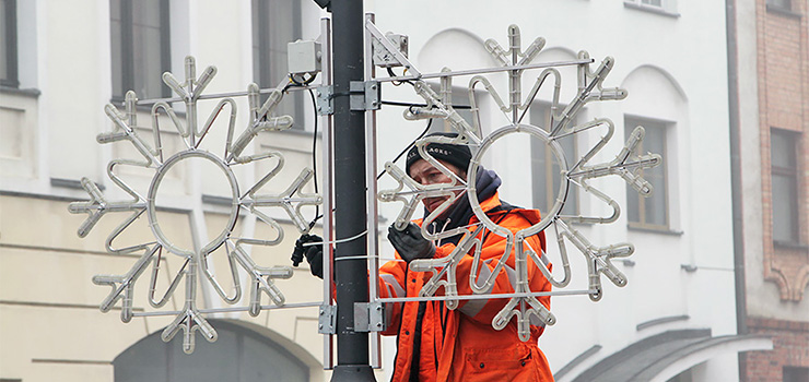 Elbląg stroi się w świąteczne dekoracje. Tej zimy będzie ich więcej