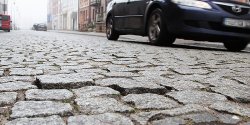 Staromiejskie uliczki do naprawy. Kamienna kostka wypada spod k� pojazd�w