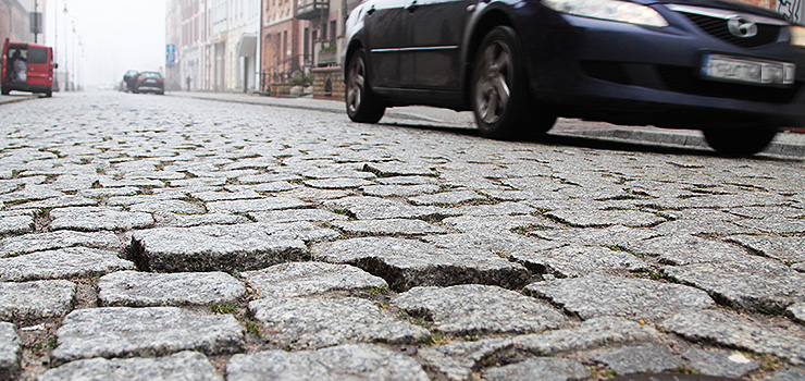Staromiejskie uliczki do naprawy. Kamienna kostka wypada spod kół pojazdów