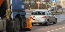 Szklanka na ulicach. Od rana policjanci odnotowali wiele kolizji. Na D�bka p�ug zderzy� si� z oplem