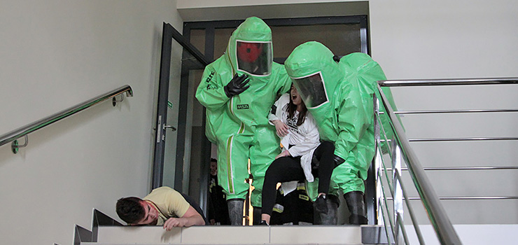 Wybuch w laboratorium, kilkadziesiąt osób rannych... Elbląscy strażacy w akcji