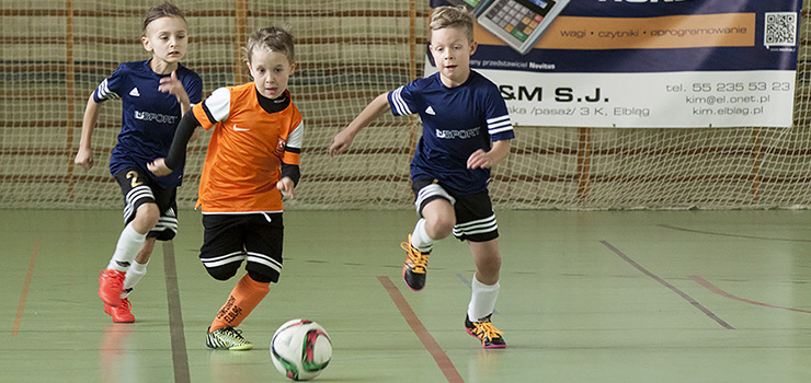 Były piłkarskie emocje i dobra zabawa. Najmłodsi adepci futbolu zagrali w Mikołajkowym Turnieju Piłkarskim