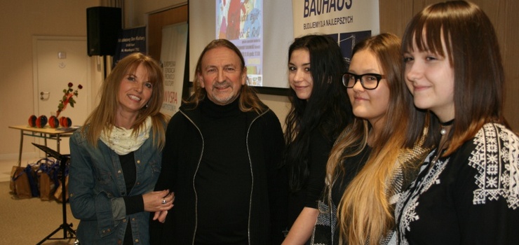 Elblążanki stworzyły rock'n'rollowe portrety M. Piekarczyka i S. Łosowskiego. Nagrody odebrały z rąk modeli