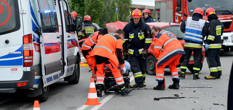 Zderzenie dwch aut na skrzyzowaniu Rycerskiej i Tysiclecia. Jedna osoba przewieziona do szpitala