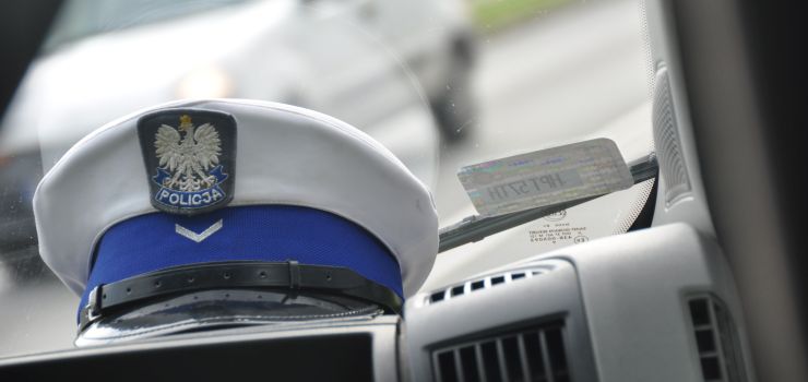 Pocztowa: Passatem po pijaku w drzewo. Ciężko ranny pasażer