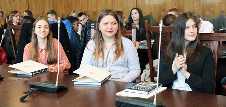 Uczniowie gimnazjw docenieni. Na stypendia za szczeglne osignicia w nauce przeznaczono prawie 30 tys. z
