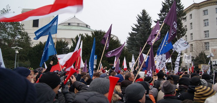 Protest o Wolne Media przed Sejmem RP: „Dyktatorek! Marionetka! PiS to tchrze”. Zobacz zdjcia