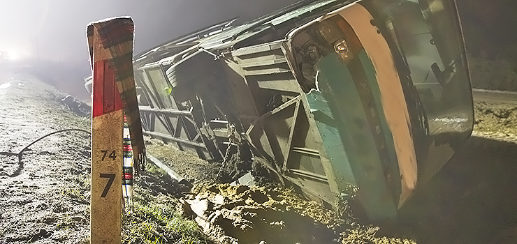 Wypadek w Kazimierzowie. Autokar w rowie, trzy osoby w szpitalu