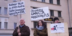 Elblski KOD mwi NIE dla chaosu w szkole! Pikieta pod siedzib elblskiego PiS