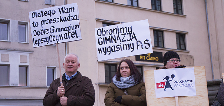 Elbląski KOD mówi NIE dla chaosu w szkole! Pikieta pod siedzibą elbląskiego PiS