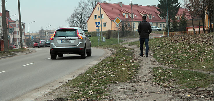 Jest nowe rondo, asfalt i rowerowe ścieżki. Zabrakło kilkudziesięciu metrów chodnika