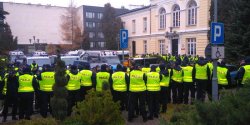Oddzia�y policji przed Senatem. "��dali�my usuni�cia si� militarnych. PiS uzna�, �e s� one na w�a�ciwym miejscu