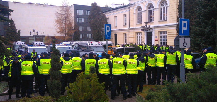 Oddziay policji przed Senatem. "dalimy usunicia si militarnych. PiS uzna, e s one na waciwym miejscu