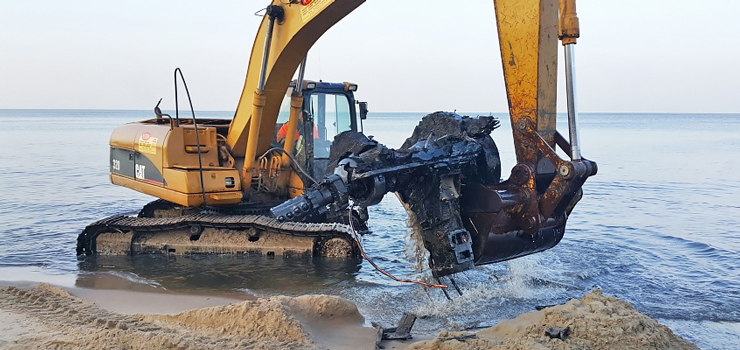 Na plaży w Sztutowie wydobyto fragmenty dwóch łodzi - jedna z nich była wojenna