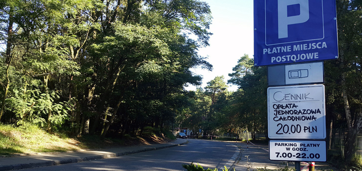 Sąd w Gdańsku: Nadmorskie parkingi na drogach dojazdowych do plaż są nielegalne!