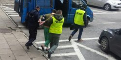 Znaleziono cia�o 79-letniej kobiety. Policja zatrzyma�a dw�ch m�czyzn