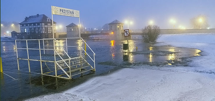 Poziom wody na rzece Elbląg przekroczył stan alarmowy o 53 cm! Woda podtopiła Bulwar - zobacz zdjęcia (aktualizacja)