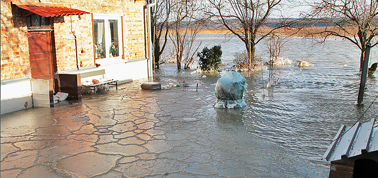 "Tej nocy nie było czasu na sen, zabezpieczaliśmy wały". Mieszkańcy wyspy Nowakowskiej zmagają się z cofką