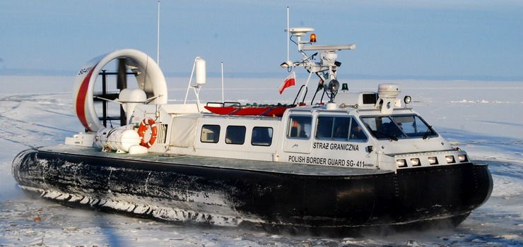 Uratowano bojerowca zaginionego na Zalewie Wiślanym. "Nie mógł wydostać się z wody, był wyziębiony"