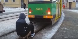 Jecha� na sankach za tramwajem – zobacz film