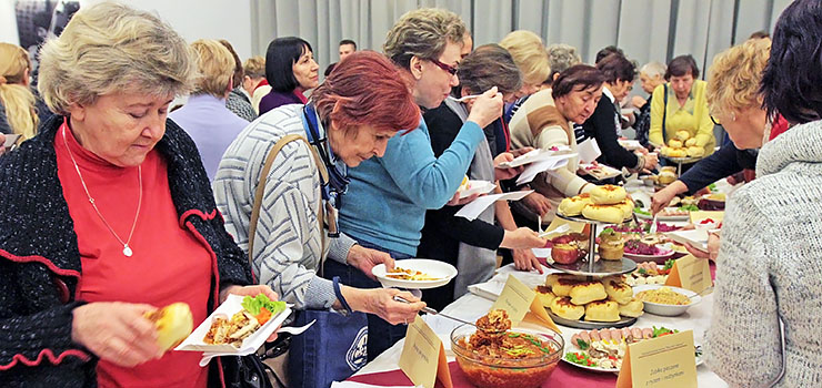 Seniorzy obrali kierunek na zdrowie. Pierwsze spotkanie było pyszne