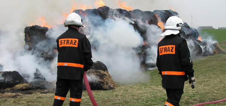 Podpala baloty z sianem i przyglda si akcji straakw. Policjanci zatrzymali piromana