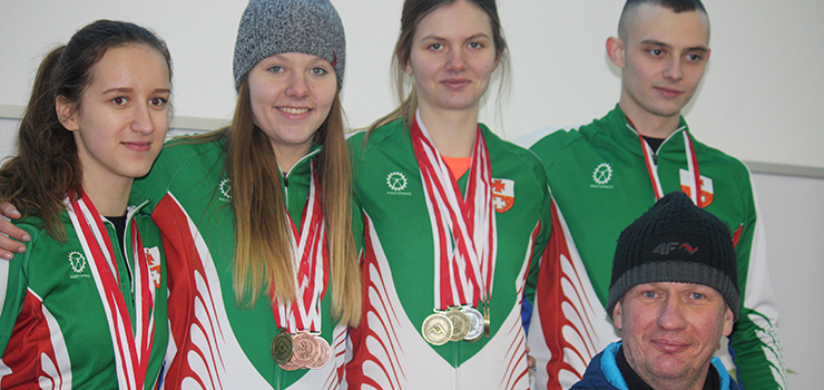 Zawodnicy Ora z medalami Mistrzostwach Polski Juniorw w short tracku