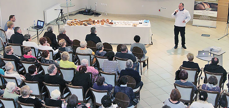 Ma smakować jak ten z dzieciństwa. Seniorzy uczyli się jak piec chleb