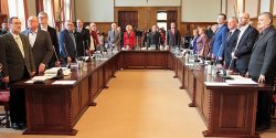 Sesje RM rozpocz�to od minuty ciszy, by uczci� pami�� radnego Olszewskiego i Pu�awskiego