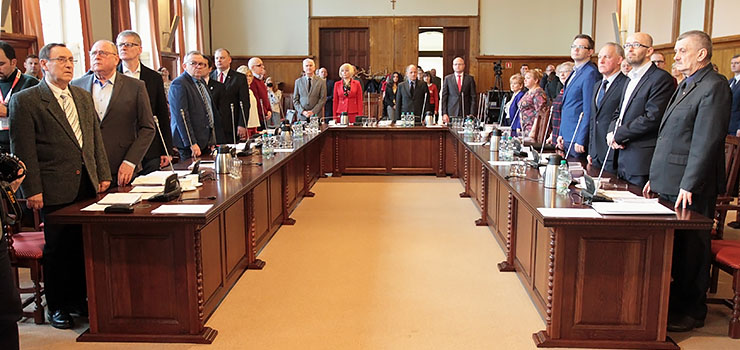 Sesje RM rozpoczęto od minuty ciszy, by uczcić pamięć radnego Olszewskiego i Puławskiego