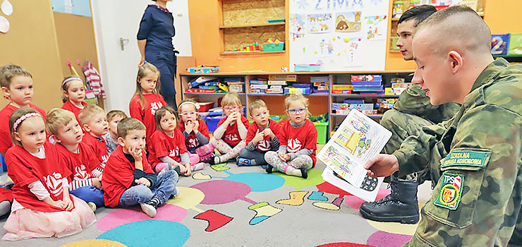 "Mundurówka czyta dzieciom". Za nami wspólna inicjatywa ZST i ZSZ nr 1