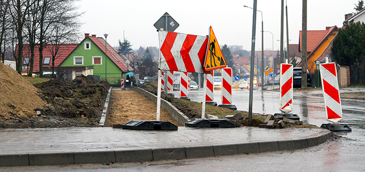 Na Konopnickiej już nie będzie trzeba chodzić po błocie. Ruszyła budowa nowego chodnika