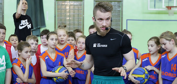 Akcja Szkolny Basket zagocia w Elblgu. Zajcia poprowadzi trener wsppracujcy z Marcinem Gortatem