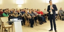 "Motywacja do zdrowego ycia i wyjcia z domu". Seniorzy spotkali si z onkologiem i dietetyczk