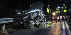 �miertelny wypadek na Fromborskiej. Po uderzeniu w drzewo zgin�� kierowca golfa