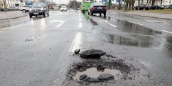 Kto odpowiada za taki stan jezdni? Uwaaj kierowco na Pisudskiego moesz straci koo!