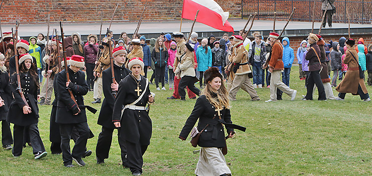 Współczesna młodzież przeniosła się ponad 150 lat wstecz. Inscenizacja bitwy pod Grochowiskami