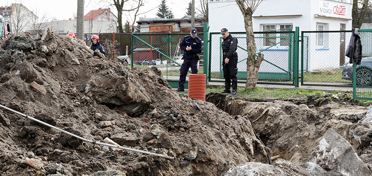 Wypadek na Grochowskiej. Mczyzna przysypany ziemi w wykopie. Trafi do szpitala