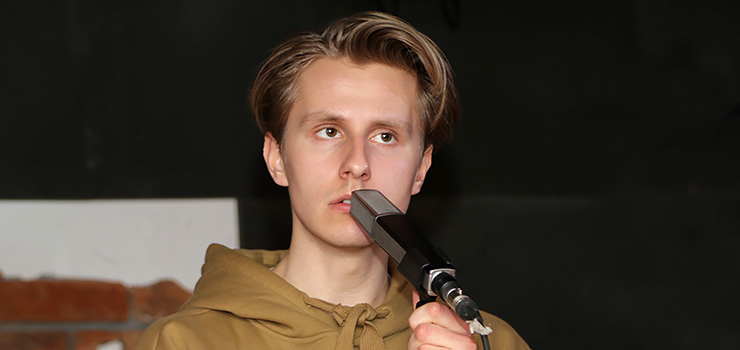 "Koncerty dają mi siłę, żeby się rozwijać". Rozmowa z Piotrem Ziołą