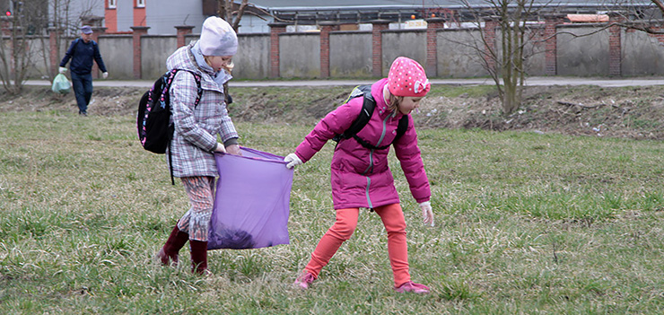 Sprzątali rzekę Elbląg. "Ogromna ilość śmieci zalega wzdłuż brzegów"