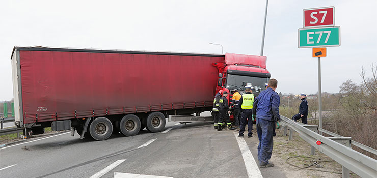 Tir blokuje obwodnicę Elbląga. Tymczasowe utrudnienia w ruchu i objazd przez miasto