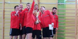 VIII turniej siatk�wki halowej wywalczy�a dru�yna z Grzechotek