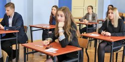 "Troch� si� stresujemy, ale b�dzie dobrze". Gimnazjali�ci rozpocz�li egzamin